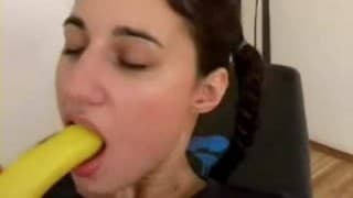 Молодая брюнеточка любит бананасплит