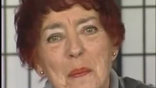 Зрелая рыжеволосая женщина достает большой фаллоимитатор, чтобы запихнуть его в маленькую волосатую киску.