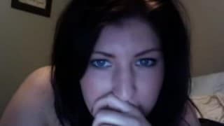 Красный фаллоимитатор для скучающей брюнетки на камеру