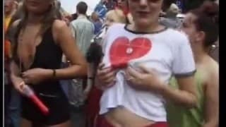 Концерт 80х превращается в публичную секс сцену