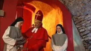 Священник благословит двух любопытных монахинь своим членом