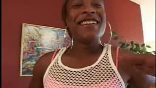 Этой дрянной пизде нравится дегустировать хуи