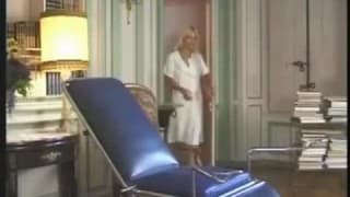 Две беременные шлюшки сосут у своих врачей! Две беременные шлюшки сосут у своих врачей!