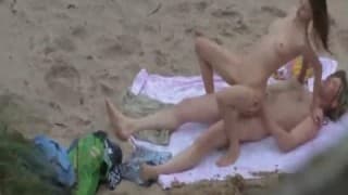 Сладкая парочка в позе 69 на пляже!