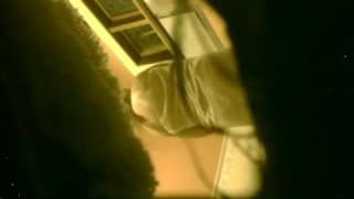 Голая девушка намыливает себя в душе!