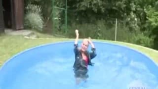 Молодая блонд в удивительном видео от первого лица