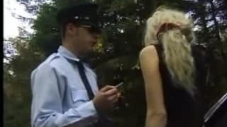 Блондинка ебётся на машине и получает сперму Блондинка ебётся на машине и получает сперму