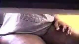 Она потирает свою киску под столом для вас