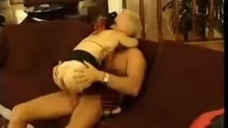 Миленькая брюнетка карлик в очках Миленькая брюнетка карлик в очках