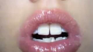 Выставляет на показ свой медный глазик