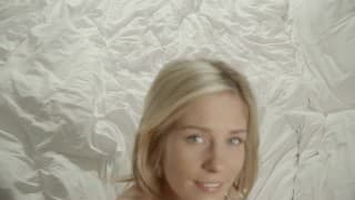 Блондинка растягивает свою Китти в одиночестве