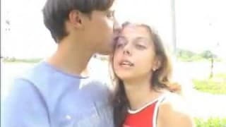 Два подростка снова трахаются в своей машине