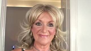 Жадная старая сука получает свой ротик заполненным