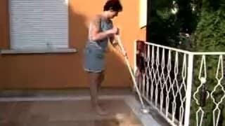 Кувыркается со зрелой круглой сливой