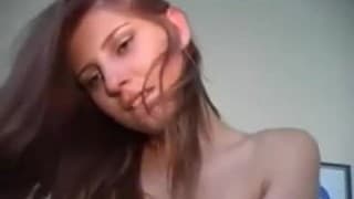 Горячая сексуальная рыжая катается на члене