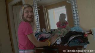 Тинейджерка с двумя фаллоимитаторками