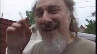 Пьющий мочу старый мужчина Пьющий мочу старый мужчина