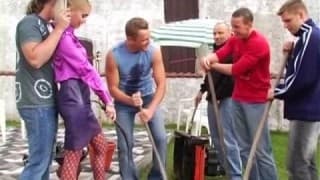 Миленькая стиляга трахается с несколькими мужиками Миленькая стиляга трахается с несколькими мужиками