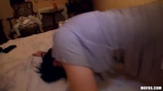 Голодная брюнетка сосет большой член