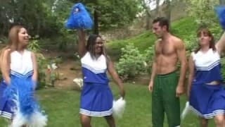 Эта болельщица трахается на открытом воздухе