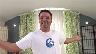 Зрелая и волосатая киска наслаждается трахом