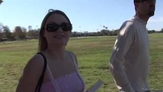 Татьяна Куш показывает, как она делает минет