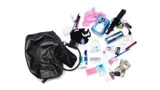 Жасмин трахает свою киску на диване