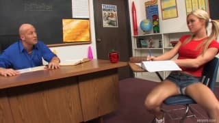 Кристи Мур студентка с большими сиськами