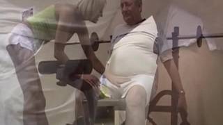 Мартина играет с членом старика