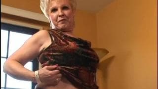 Старая блондинка хочет хорошего секса