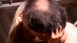 Зрелый мужчина трахает молодую девушку Зрелый мужчина трахает молодую девушку