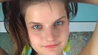 Красивая девушка нежно ласкает свою киску