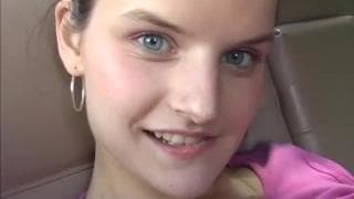 Она любит мастурбировать с фаллоимитатором