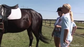 Блонд Кэт и Ясмин Голд трахаются возле сарая