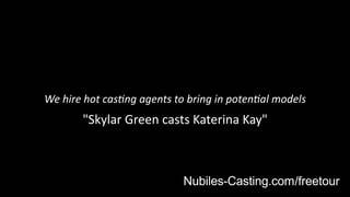 Она очень хорошо дрочит и глотает сперму