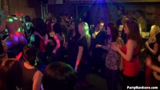 Потаскухи трахаются в ночном клубе