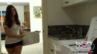 Брюнетка сквирт наслаждается чёрным членом