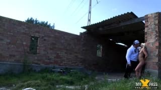 Сексуальная шлюшка блонд трахается на улице