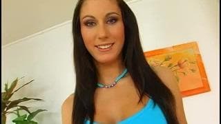 Это заманчивая и соблазнительная брюнетка