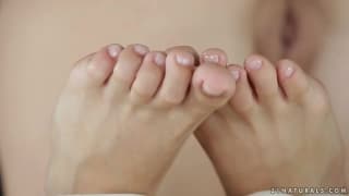 Лина Наполи использует ноги для удовольствия