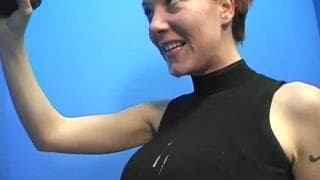 Алиша Анджел хочет то, что вылазить из стены