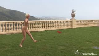 Майли Мейсон ощупывает себя в своем саду