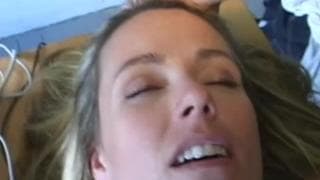 Встречает блондинку и трахает ее у себя дома