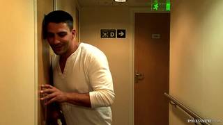 Донна Белла сосёт член этого мужчины