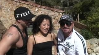 Секс втроем прямо во дворе!