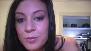 Девушка художник дрочит член на камеру