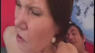 Зрелая шлюха возбуждает себя перед сексом