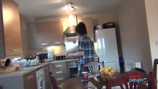 Порно актриса Ли Логан любит сосать член