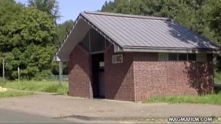 Блондинке заплатили за минет