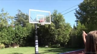 Молодую девушку пригласили для секса в троем